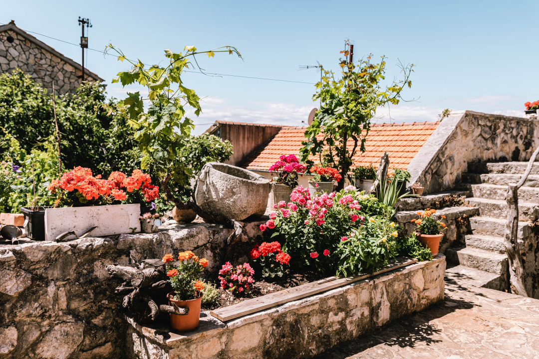 Don Stipe Perkov objavio ‘Razgovore (ne)ugodne puka primoštenskoga’: Riječima su, kao s kamenom, gradili suhozid prošlosti!