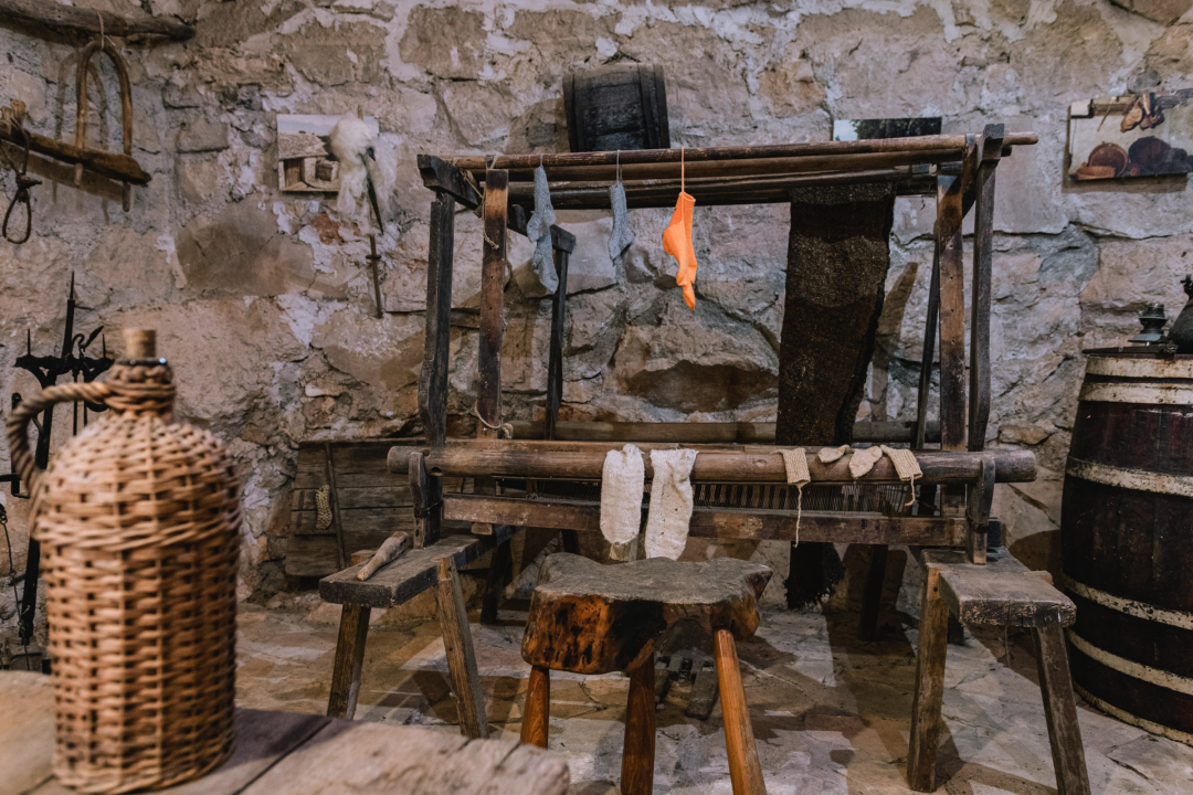 Don Stipe Perkov objavio ‘Razgovore (ne)ugodne puka primoštenskoga’: Riječima su, kao s kamenom, gradili suhozid prošlosti!