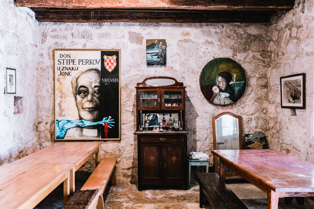 Don Stipe Perkov objavio ‘Razgovore (ne)ugodne puka primoštenskoga’: Riječima su, kao s kamenom, gradili suhozid prošlosti!