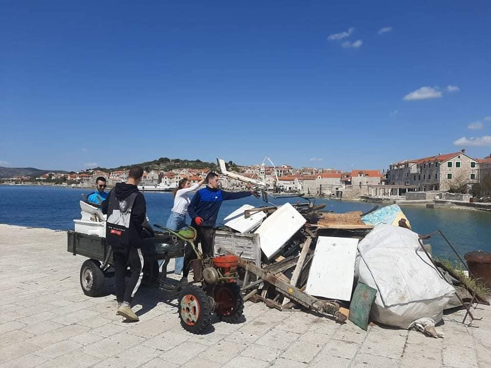 Pričali smo s curama i dečkima iz Šepurine: Od sadnje cvijeća do popravka balotane,  rade sto na sat i odlično ih ide