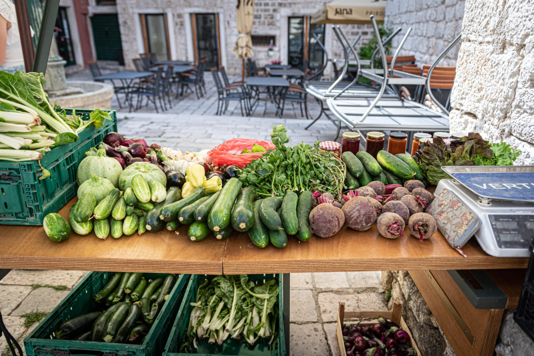 Mala loža u novom ruhu: Provjerite ponudu lokalnih OPG-ova na Zelenoj tržnici!