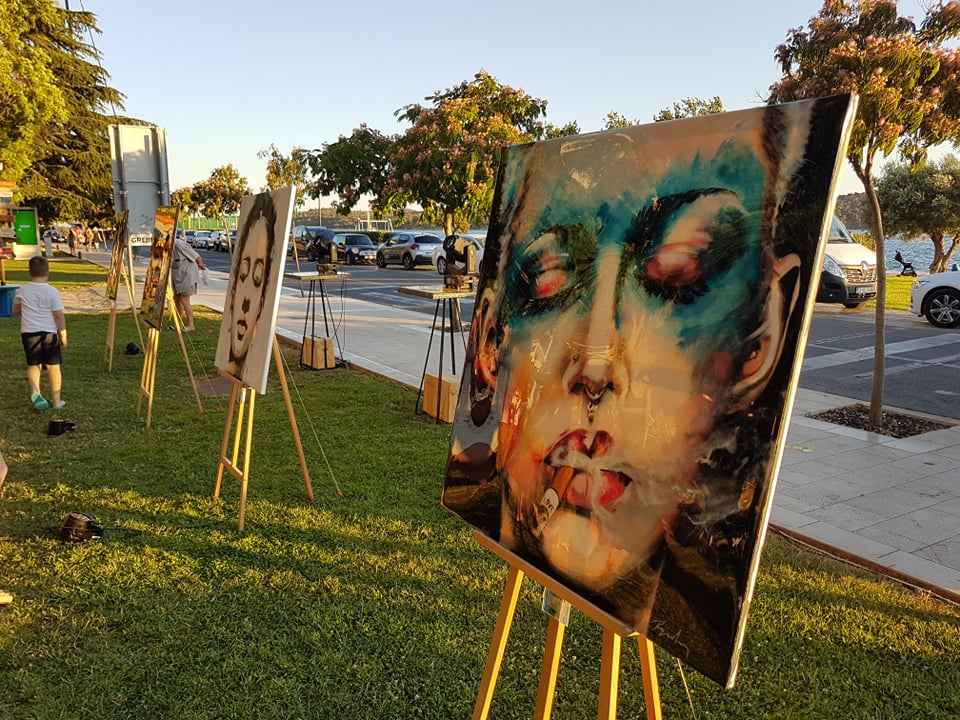 Otvorena treća samostalna izložba Branke Grubić u Azimutu: 'Moje cure govore o slobodi i puštaju glas. Dosta je bilo!' 