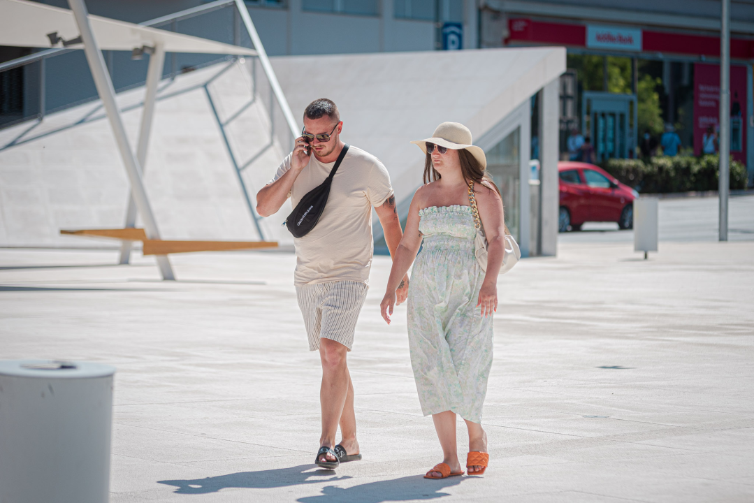 Lepršave haljine svih boja i dezena preplavile su ulice grada