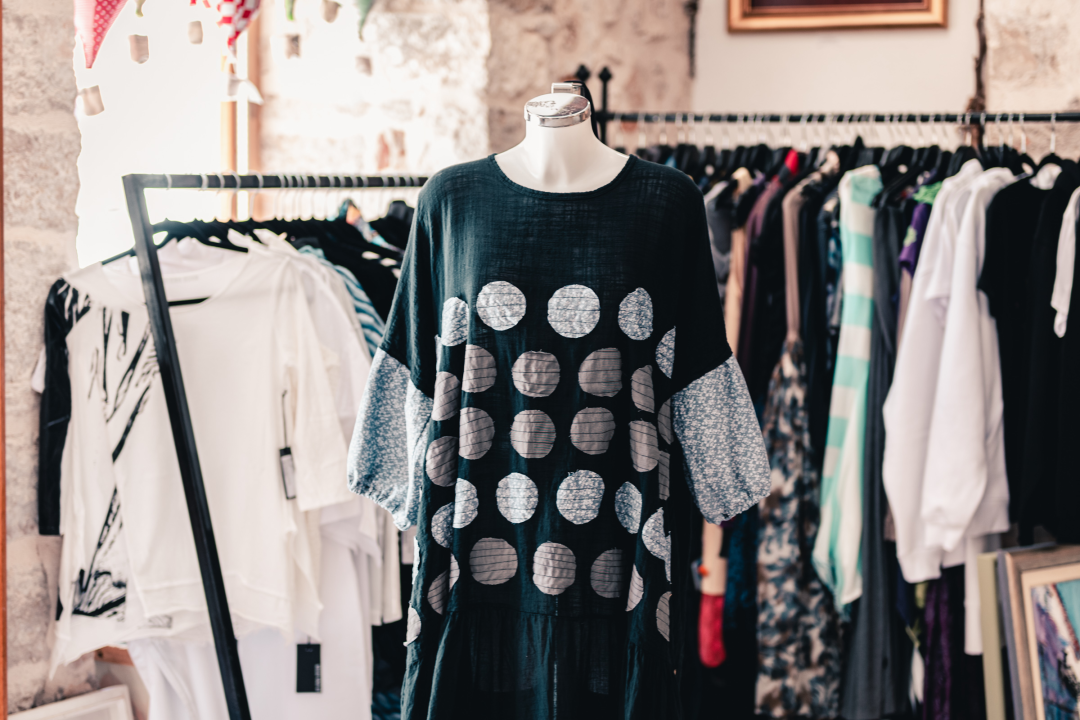 Ljeto u Galeriji Juraj Dalmatinac u znaku veselih riba, bezvremenskog nakita i poznatih umjetnika!