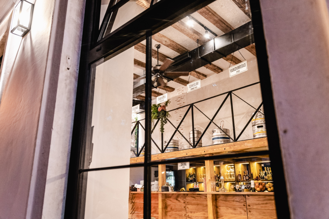 Posjetite Bistro Bava u hladu najstarijeg šibenskog stabla i uživajte u genijalnoj hrani i dvadeset vrsta piva