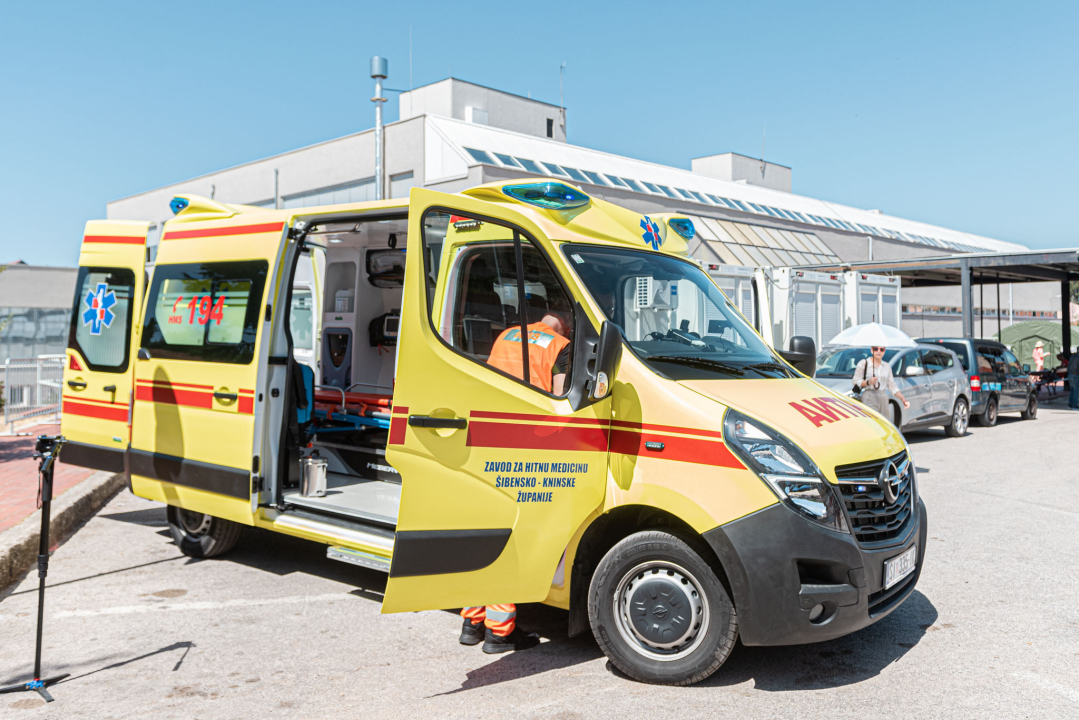 Župan Jelić predao ključeve novog vozila hitne pomoći: S njime će se služiti ispostava u Vodicama  