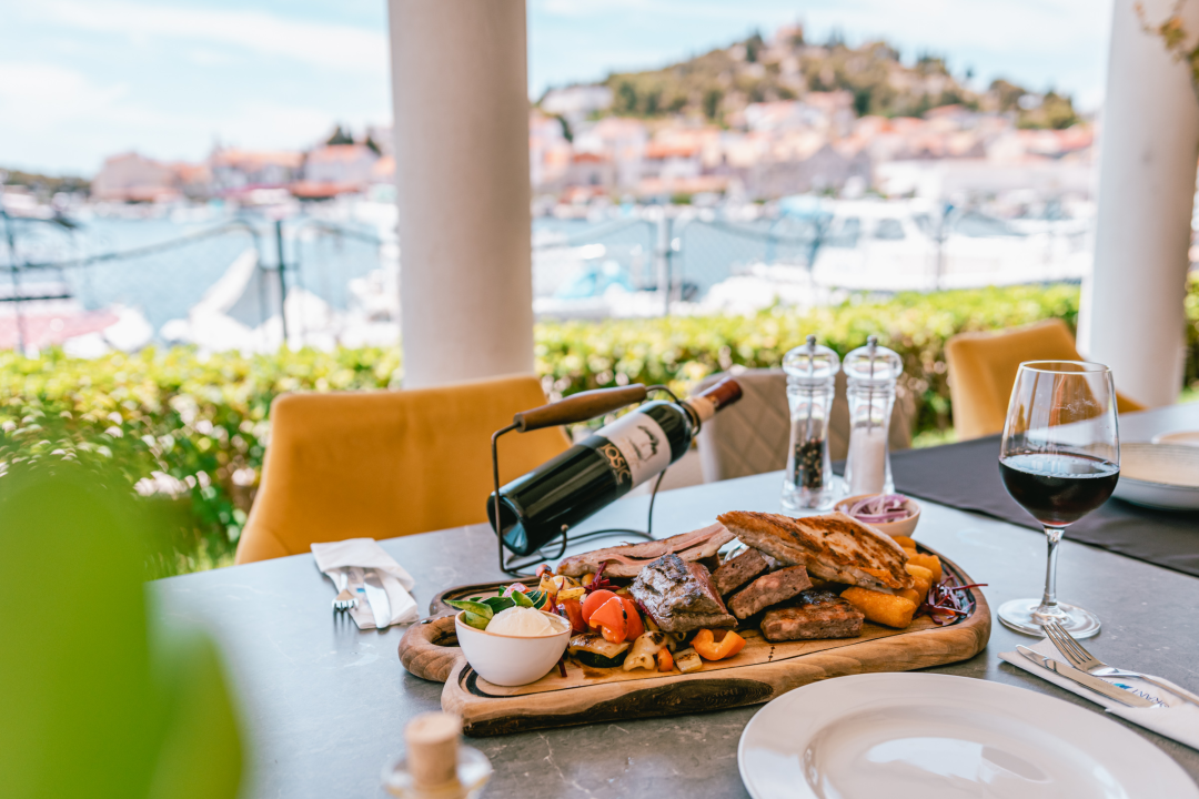 U tribunjskom restoranu Muring uživajte u vrhunskoj spizi uz pogled na staro mjesto! 