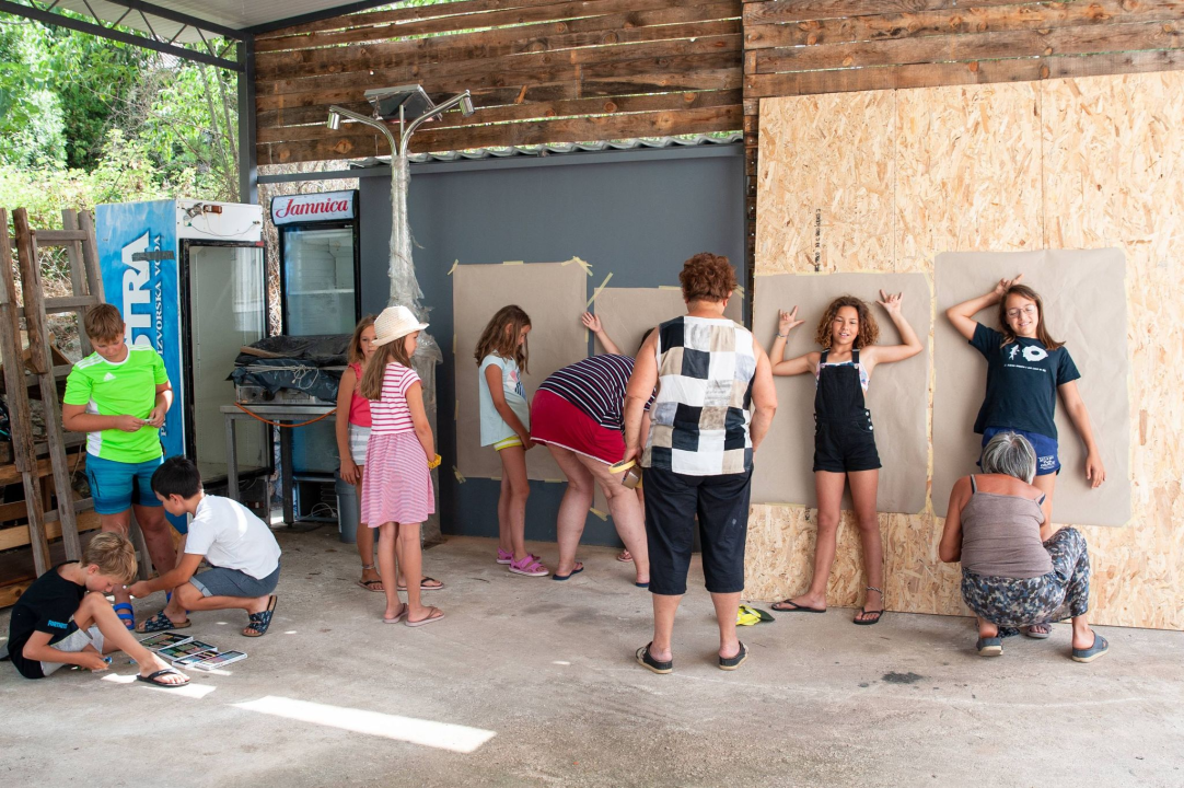 Poznata TV voditeljica na Zlarinu pokrenula radionicu: Djeca oslikavaju vlastite sjene