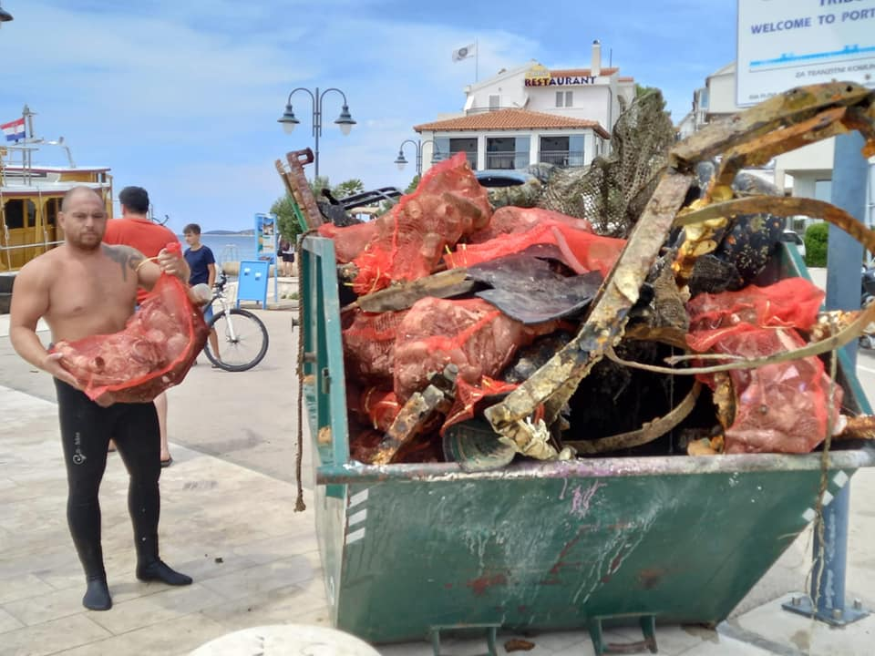 Volonteri iz mora oko Tribunja izronili kontejner smeća: 'Plastika, staklo i pokoja bomba'
