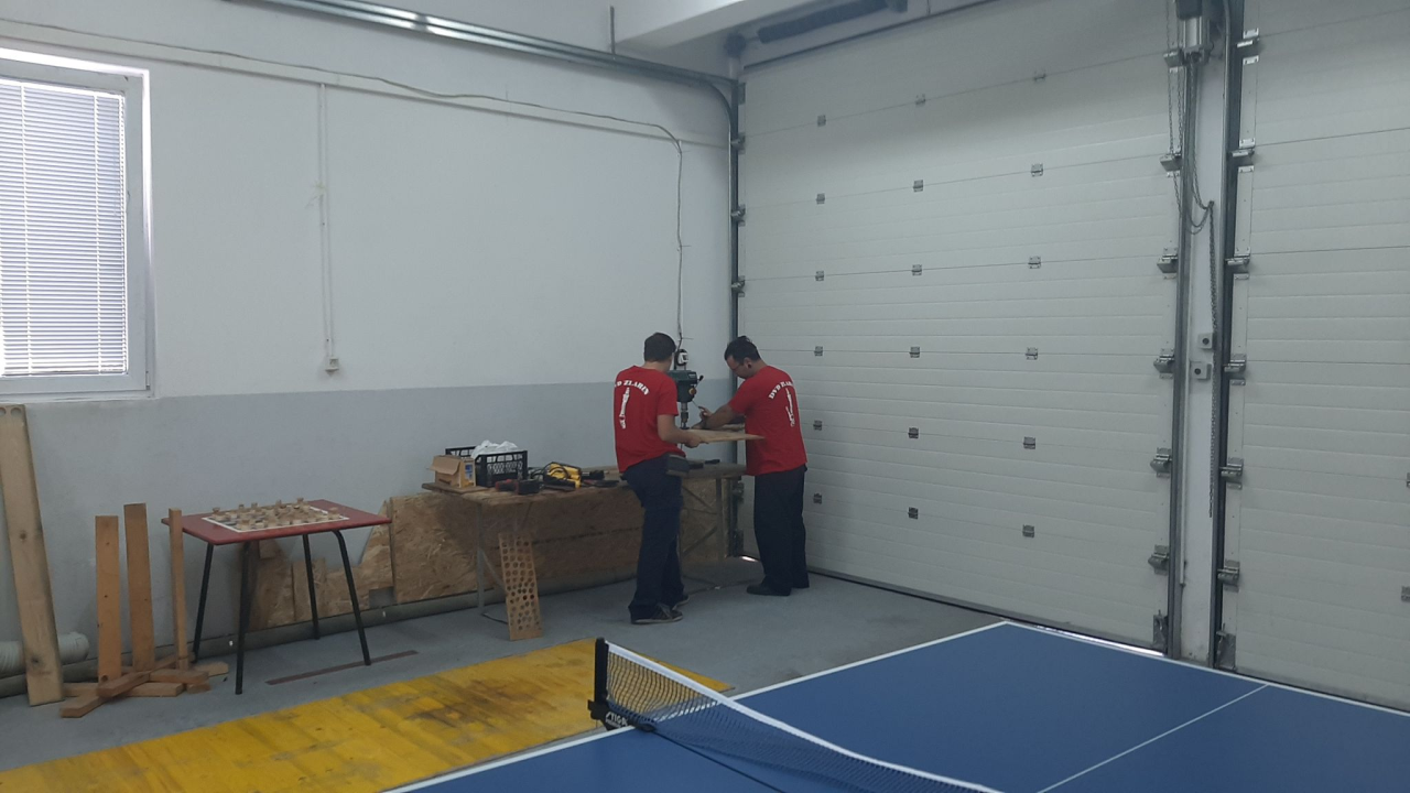 Nikola i Mario svojim rukama izradili figure i ploču pa s mještanima zaigrali uz more