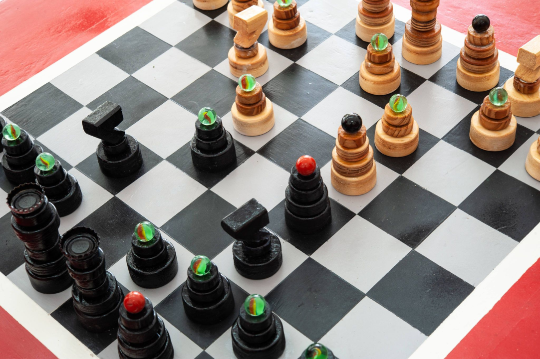 Nikola i Mario svojim rukama izradili figure i ploču pa s mještanima zaigrali uz more