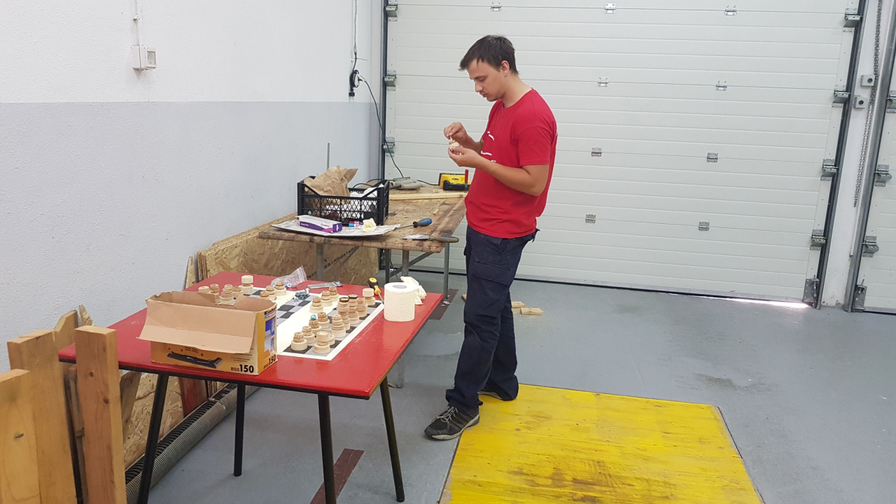 Nikola i Mario svojim rukama izradili figure i ploču pa s mještanima zaigrali uz more