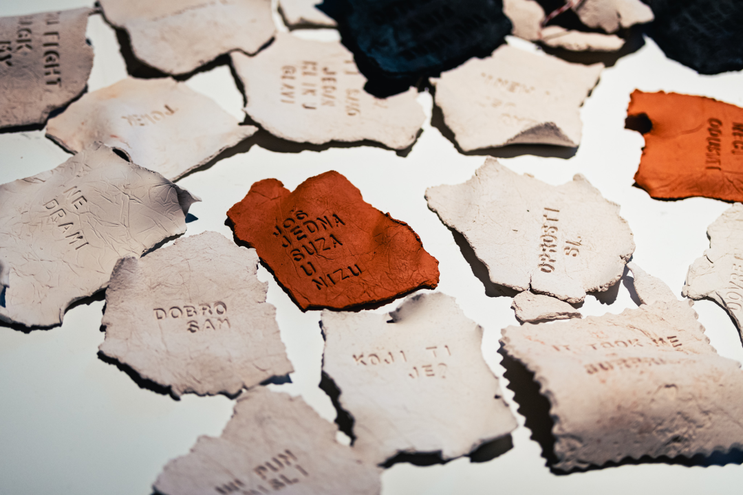 Izložba ‘More, ljudi, obala’ donosi konceptualne radove i snažne poruke o depresiji, migrantima...