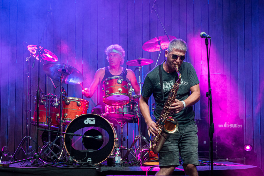 Daleka obala dva i pol sata redala hitove, za bubnjeve sjeo i proslavljeni Roko Ukić