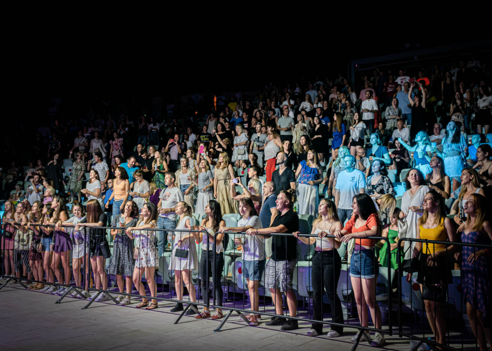 Daleka obala dva i pol sata redala hitove, za bubnjeve sjeo i proslavljeni Roko Ukić