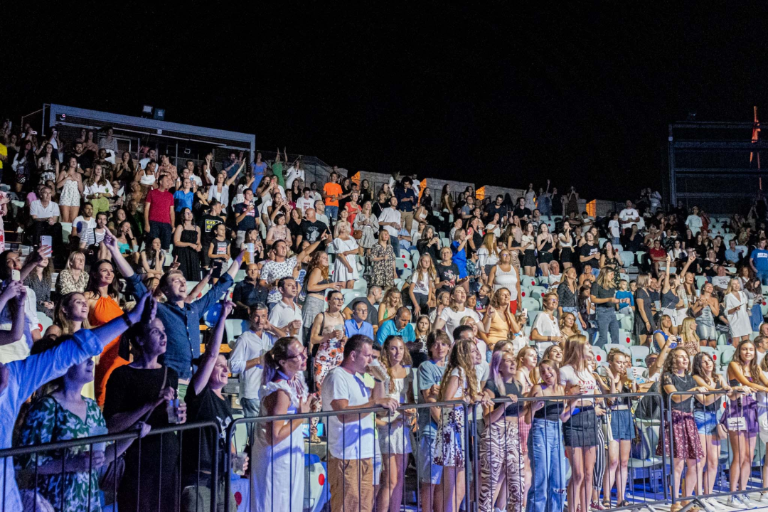 Daleka obala dva i pol sata redala hitove, za bubnjeve sjeo i proslavljeni Roko Ukić