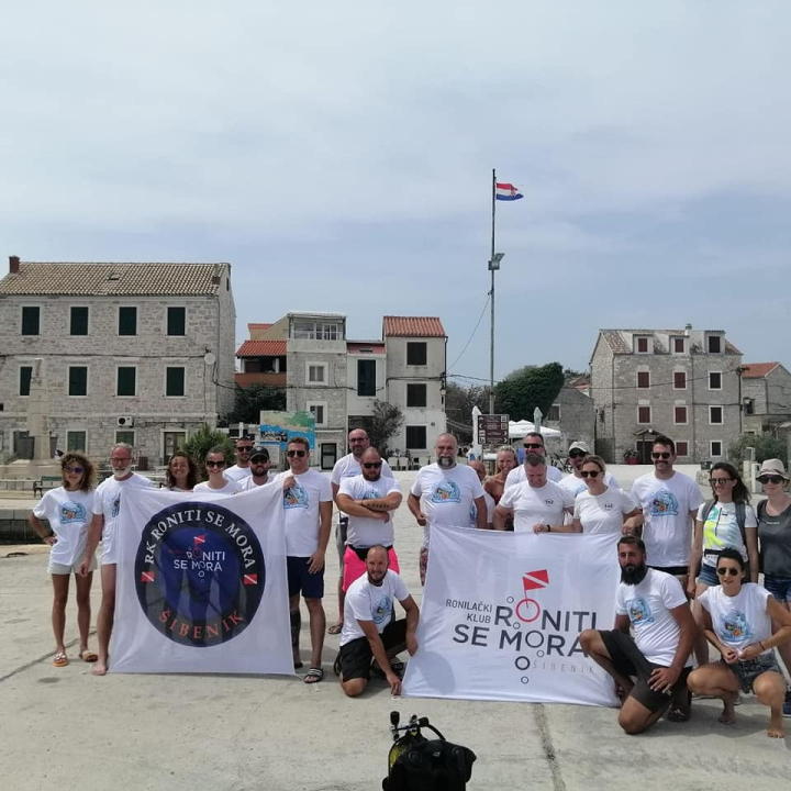 Volonteri iz mora oko Krapnja izronili stotinjak vreća smeća i krupni otpad