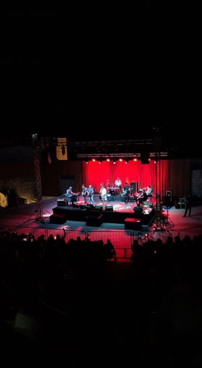 Crvena jabuka nizala hitove pred oduševljenom šibenskom publikom