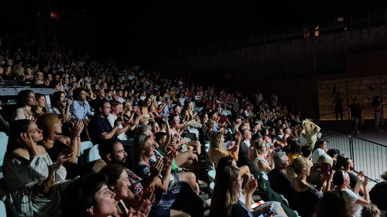 Crvena jabuka nizala hitove pred oduševljenom šibenskom publikom