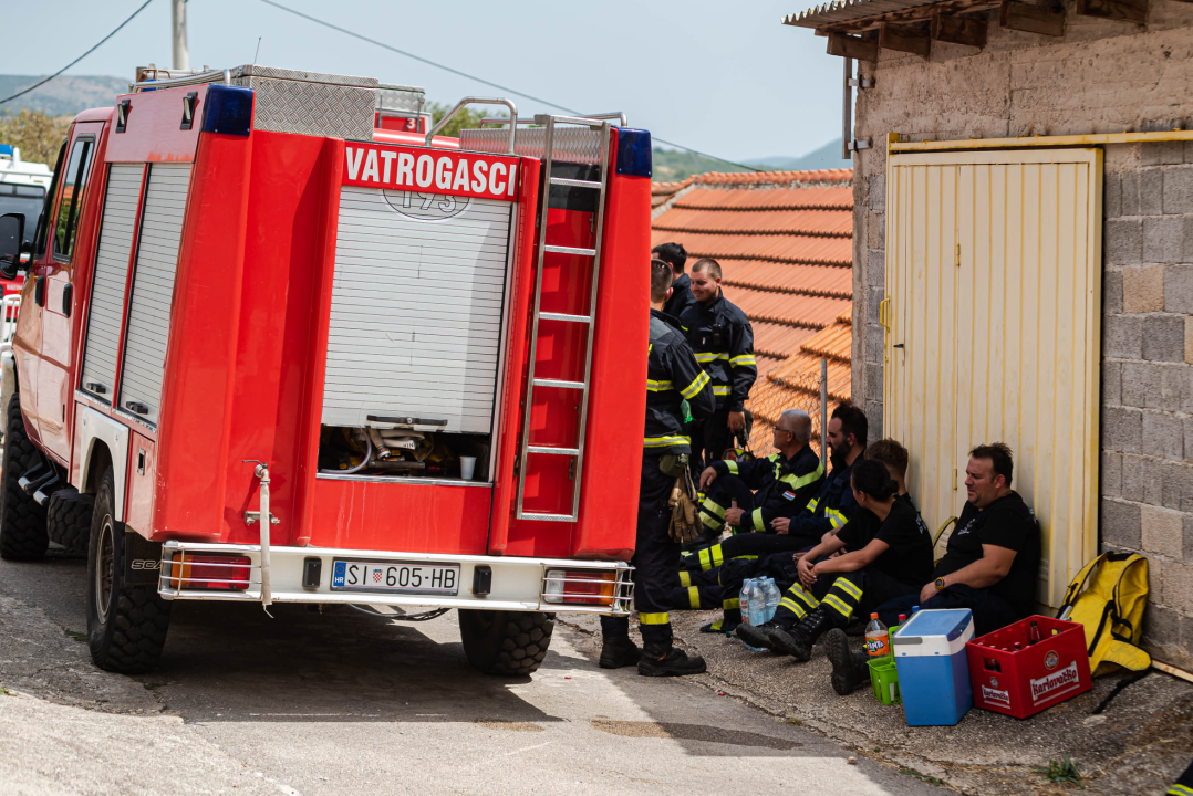 Nakon cijelog dana lokalizirani požari kod Perkovića: Gorjelo na 107 hektara terena