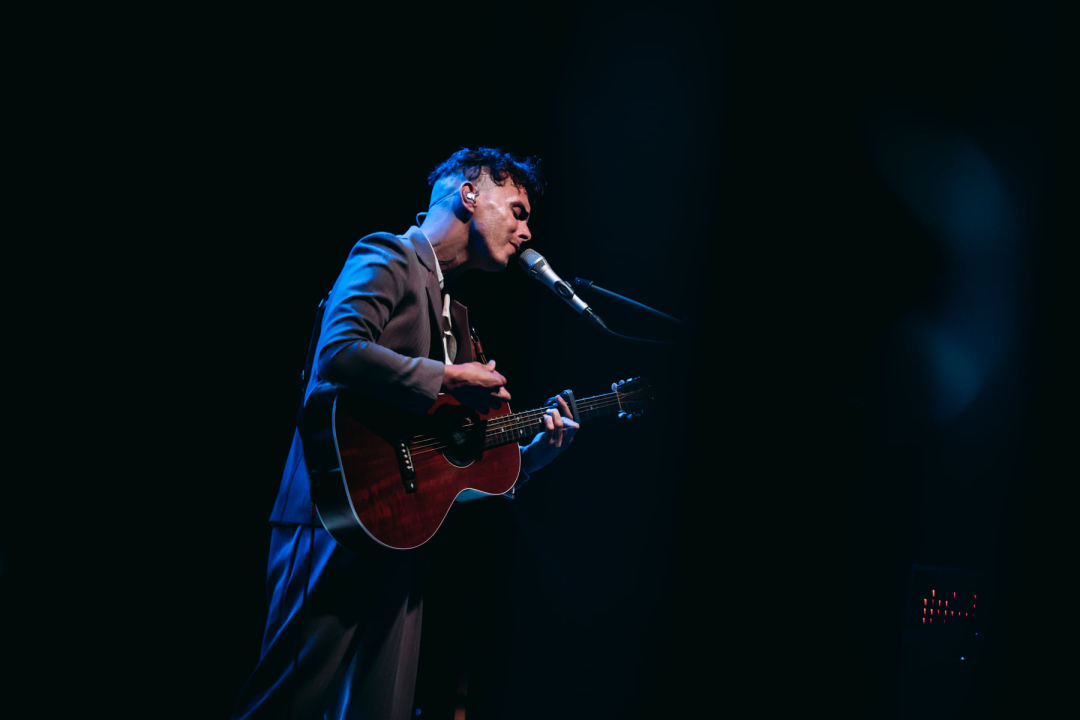 Asaf Avidan u Šibeniku: Bol, patnja, ljubav, unikatan talent i kiselost pokvarenog piva  