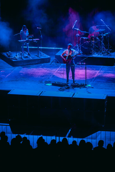 Asaf Avidan u Šibeniku: Bol, patnja, ljubav, unikatan talent i kiselost pokvarenog piva  