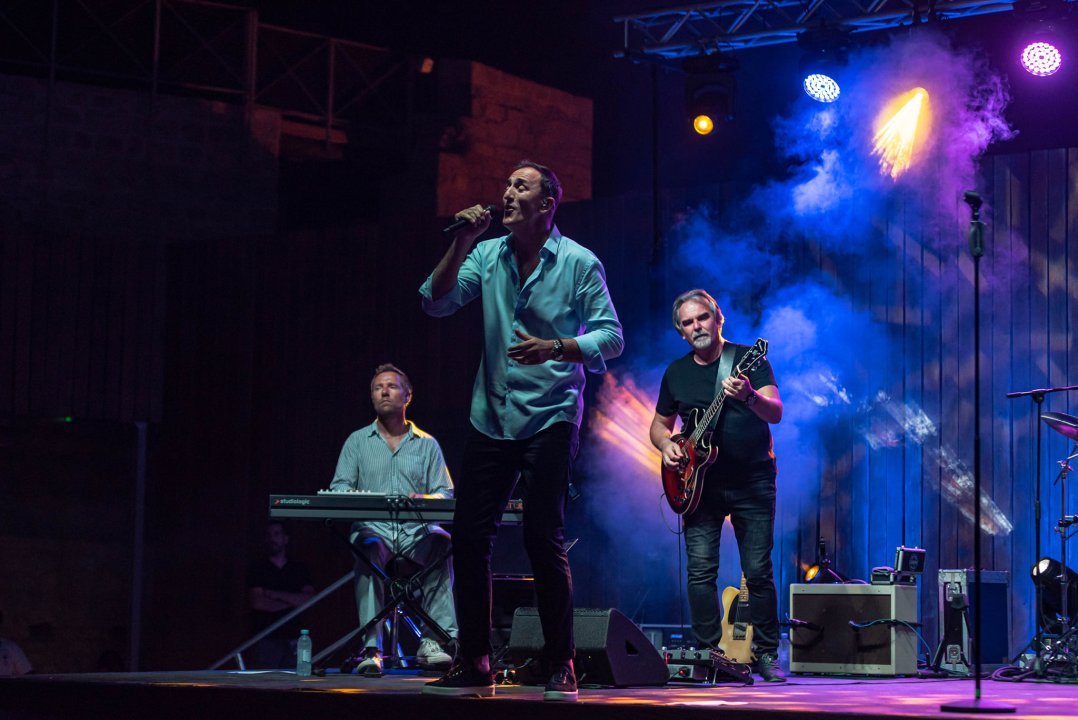 Sergej Ćetković emotivnim pjesmama raspjevao šibensku publiku