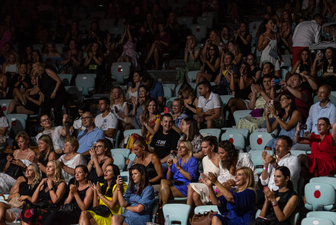 Sergej Ćetković emotivnim pjesmama raspjevao šibensku publiku