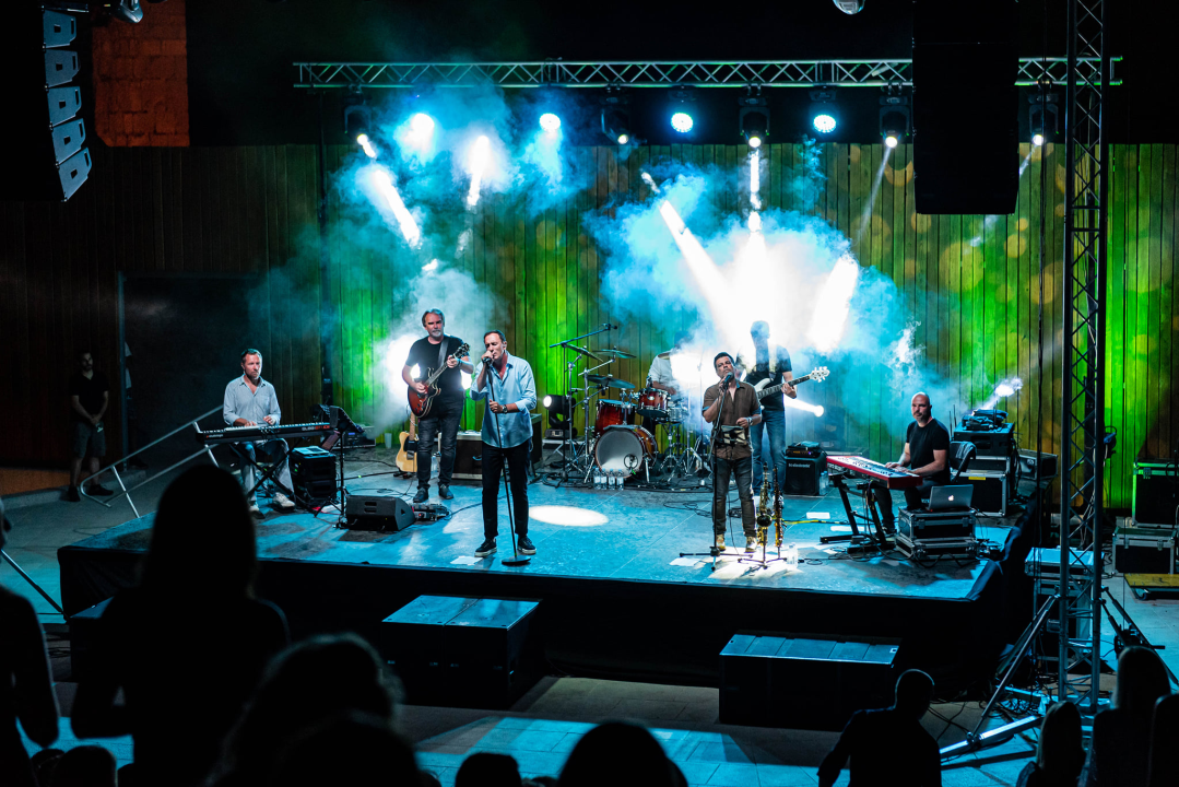 Sergej Ćetković emotivnim pjesmama raspjevao šibensku publiku