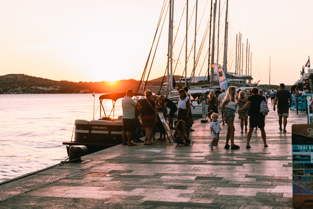 Grad je pun ljudi: Uz buru lakše se diše pa turisti, osim u čarobnom zalasku, uživaju u prešetavanju rivom!