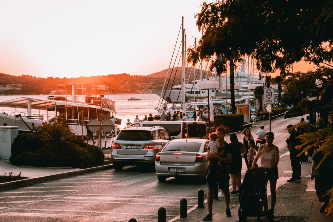 Grad je pun ljudi: Uz buru lakše se diše pa turisti, osim u čarobnom zalasku, uživaju u prešetavanju rivom!