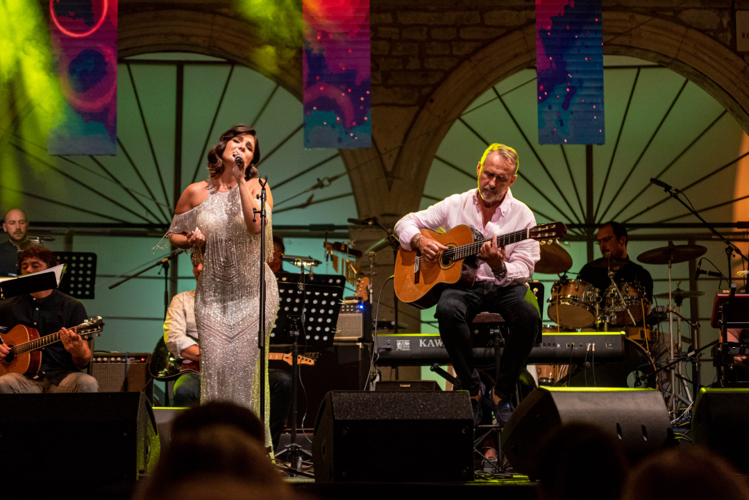 Odijela, ležerne košulje, otkačene kombinacije, svečane haljine: Pogledajte što se nosilo na pozornici 24. Šansone