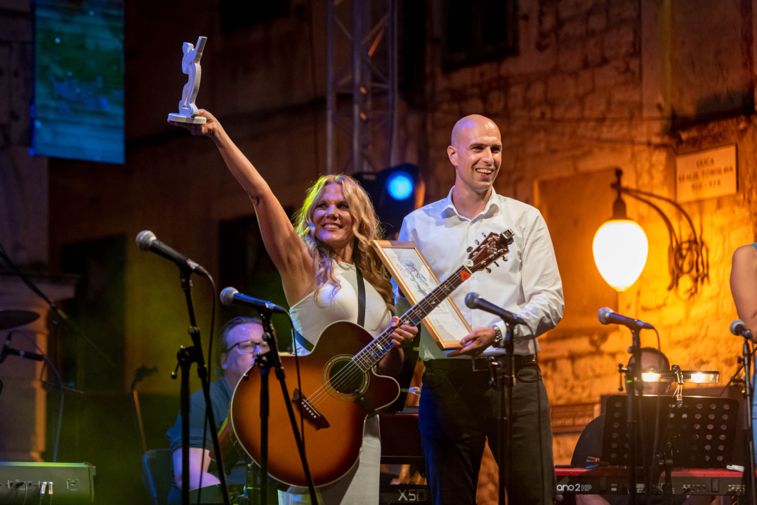 Odijela, ležerne košulje, otkačene kombinacije, svečane haljine: Pogledajte što se nosilo na pozornici 24. Šansone