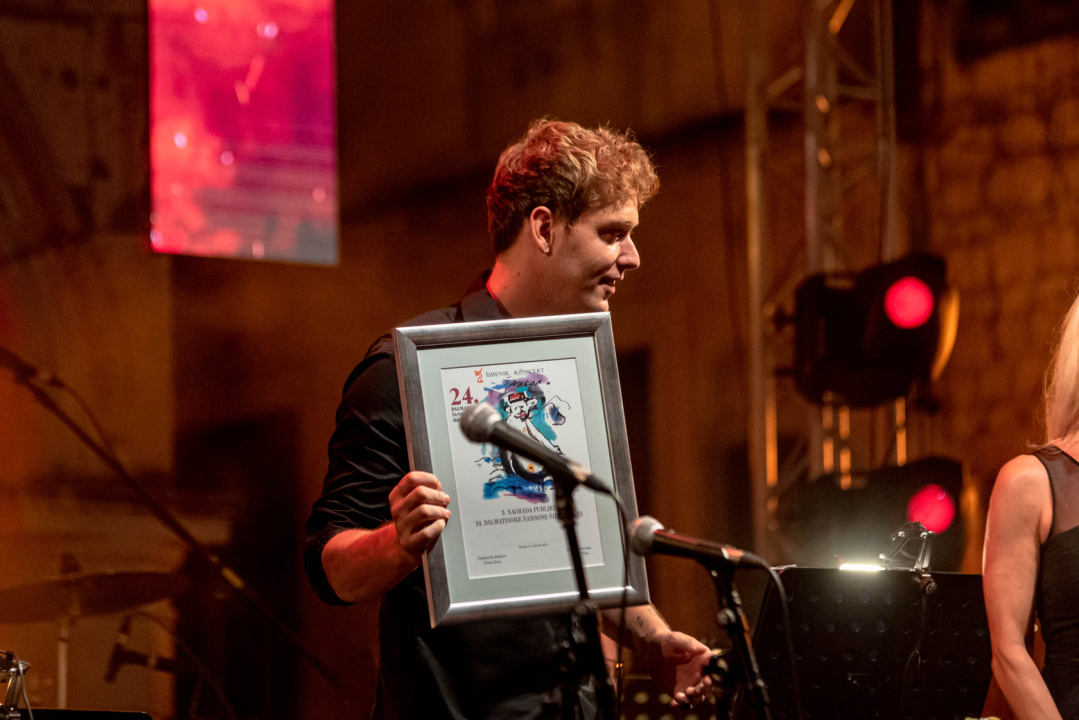 Odijela, ležerne košulje, otkačene kombinacije, svečane haljine: Pogledajte što se nosilo na pozornici 24. Šansone