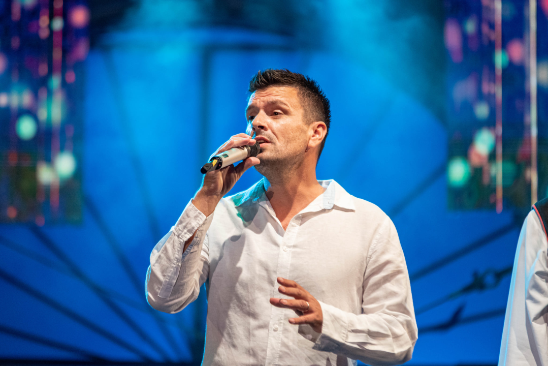 Odijela, ležerne košulje, otkačene kombinacije, svečane haljine: Pogledajte što se nosilo na pozornici 24. Šansone