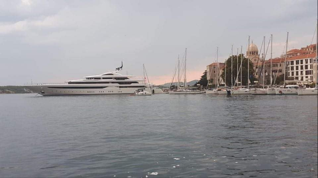 Michael Jordan na luksuznoj jahti pristao za šibensku rivu, more ljudi došlo gledati privezivanje