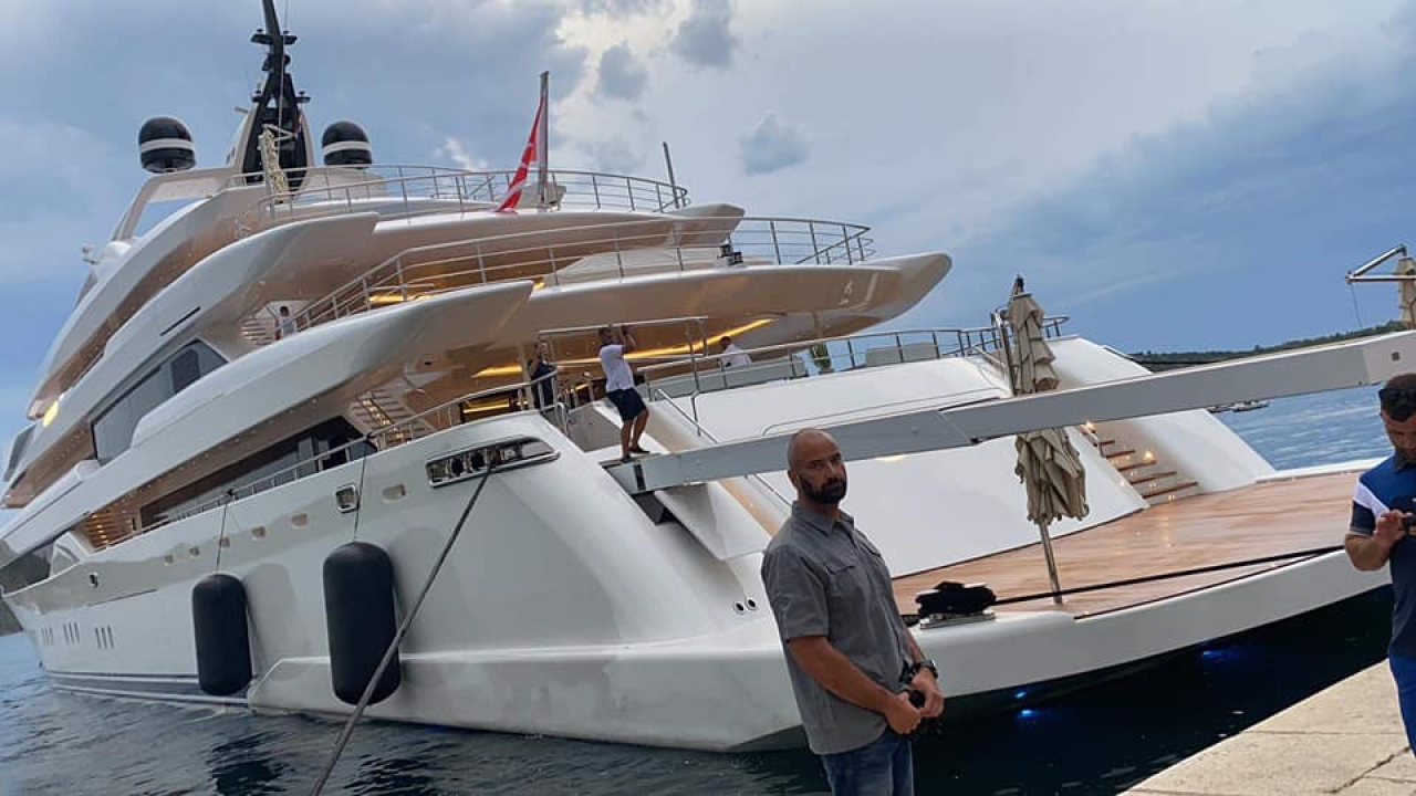 Michael Jordan na luksuznoj jahti pristao za šibensku rivu, more ljudi došlo gledati privezivanje