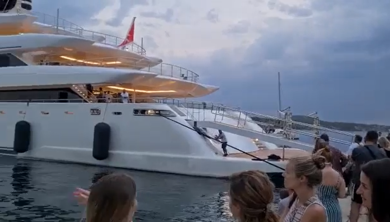 Michael Jordan na luksuznoj jahti pristao za šibensku rivu, more ljudi došlo gledati privezivanje