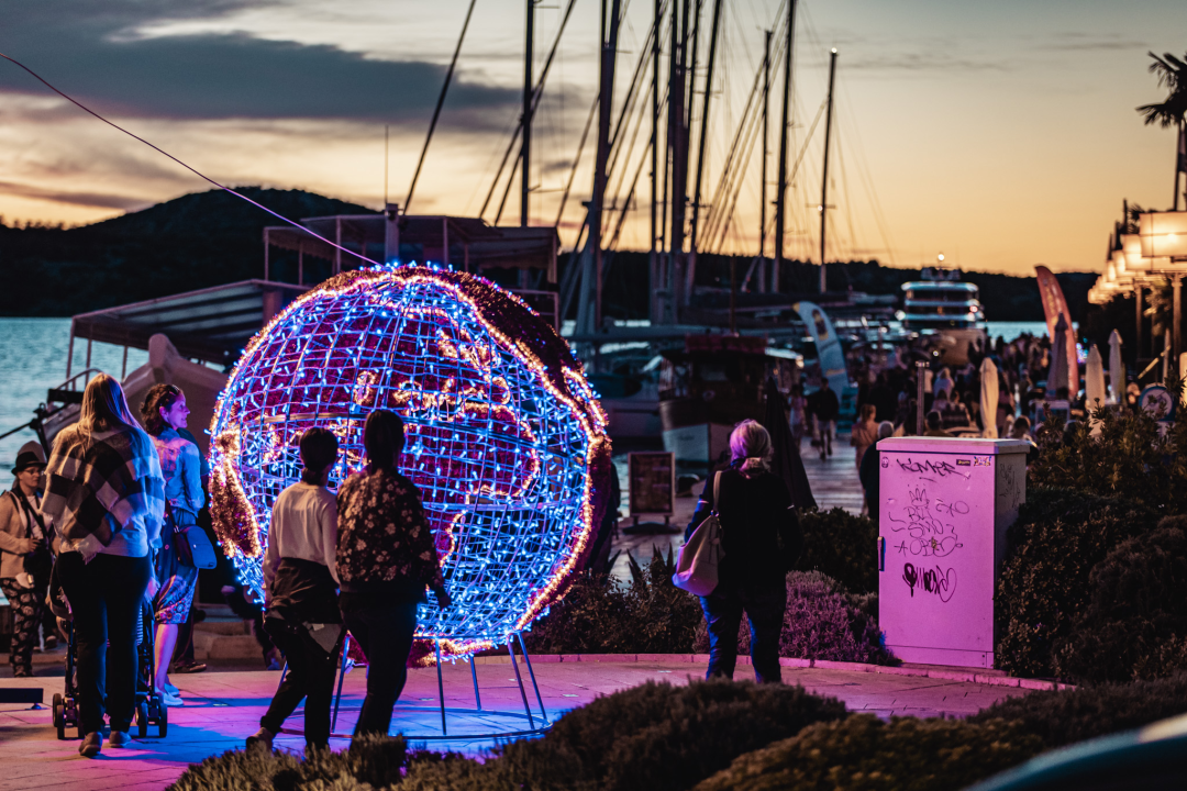 Šibenik zasjao svjetlosnim instalacijama i vatrometom: Na rivi prikazani i filmski kadrovi grada iz 1904. godine