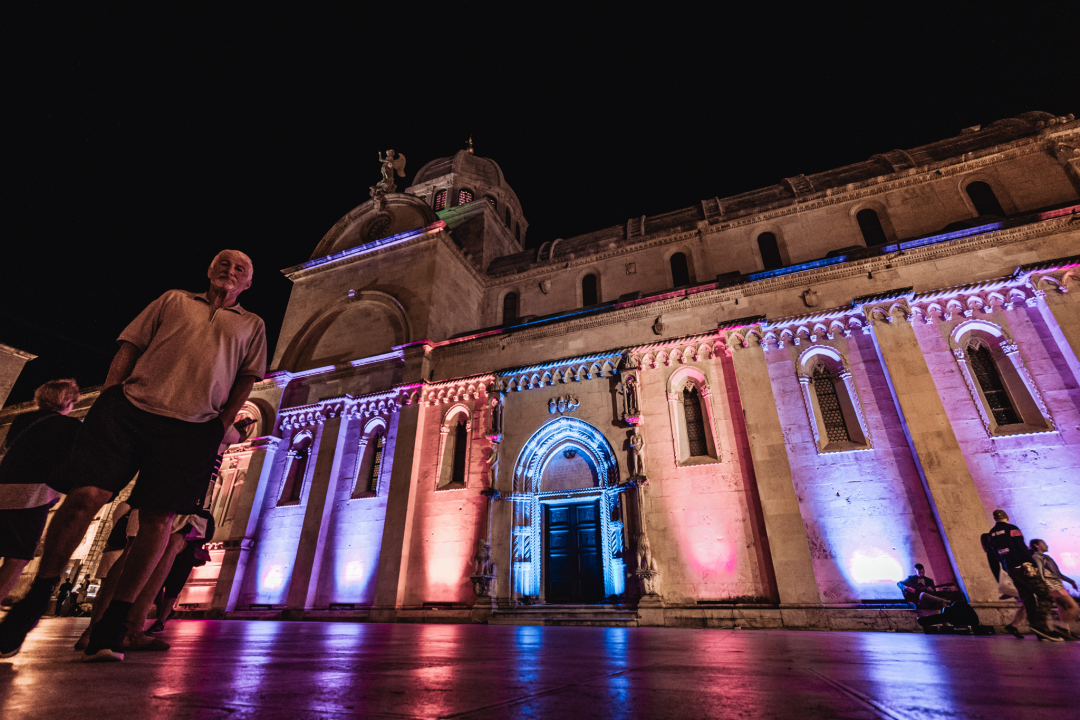 Šibenik zasjao svjetlosnim instalacijama i vatrometom: Na rivi prikazani i filmski kadrovi grada iz 1904. godine
