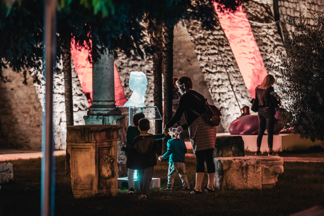 Šibenik zasjao svjetlosnim instalacijama i vatrometom: Na rivi prikazani i filmski kadrovi grada iz 1904. godine
