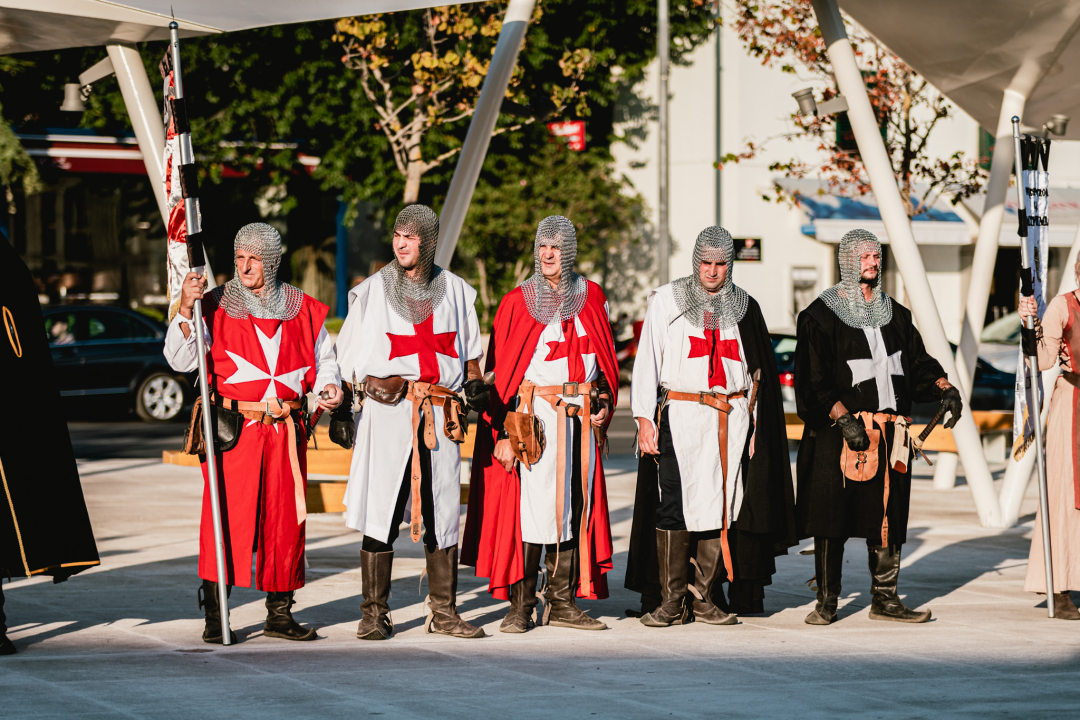 Šibenik se vratio u srednji vijek: Gradska straža i vitezovi kod katedrale ‘upali’ na vjenčanje!