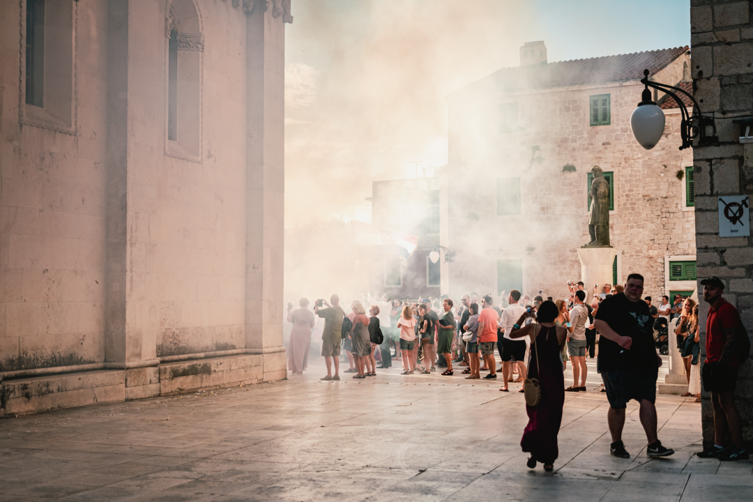 Šibenik se vratio u srednji vijek: Gradska straža i vitezovi kod katedrale ‘upali’ na vjenčanje!