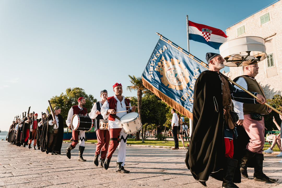 Šibenik se vratio u srednji vijek: Gradska straža i vitezovi kod katedrale ‘upali’ na vjenčanje!