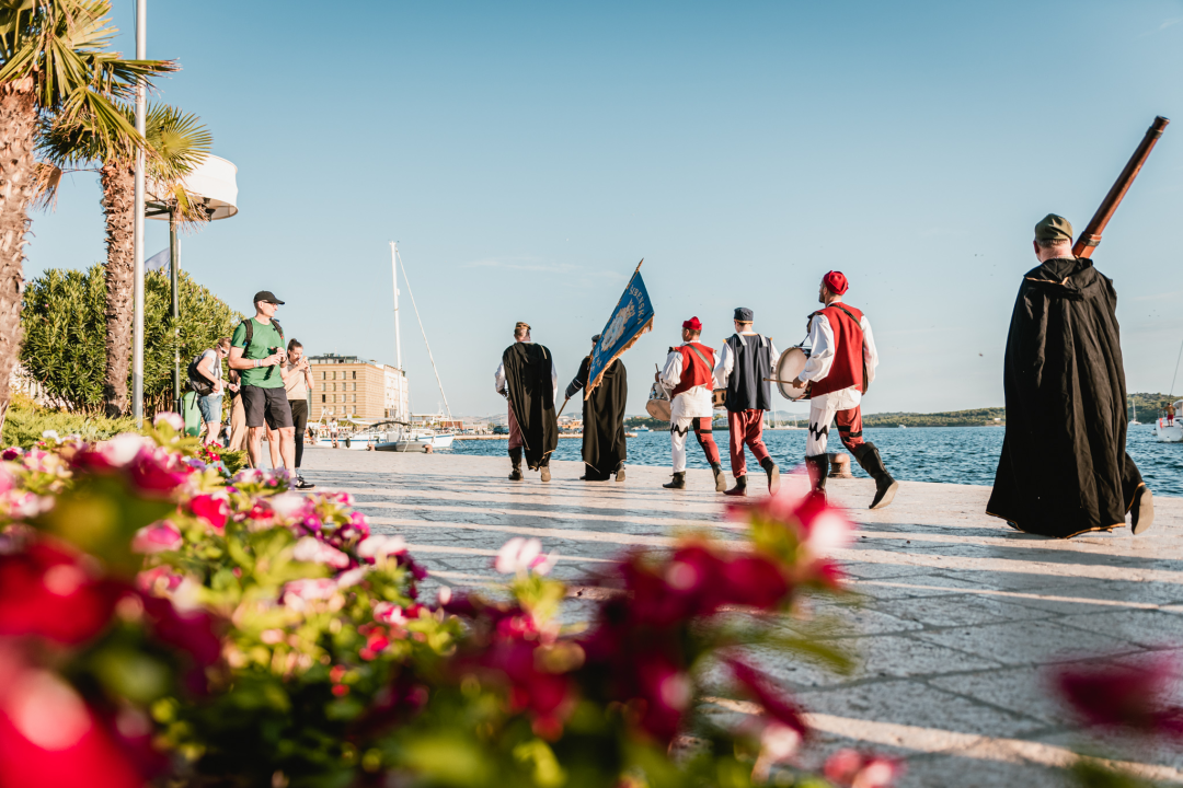 Šibenik se vratio u srednji vijek: Gradska straža i vitezovi kod katedrale ‘upali’ na vjenčanje!