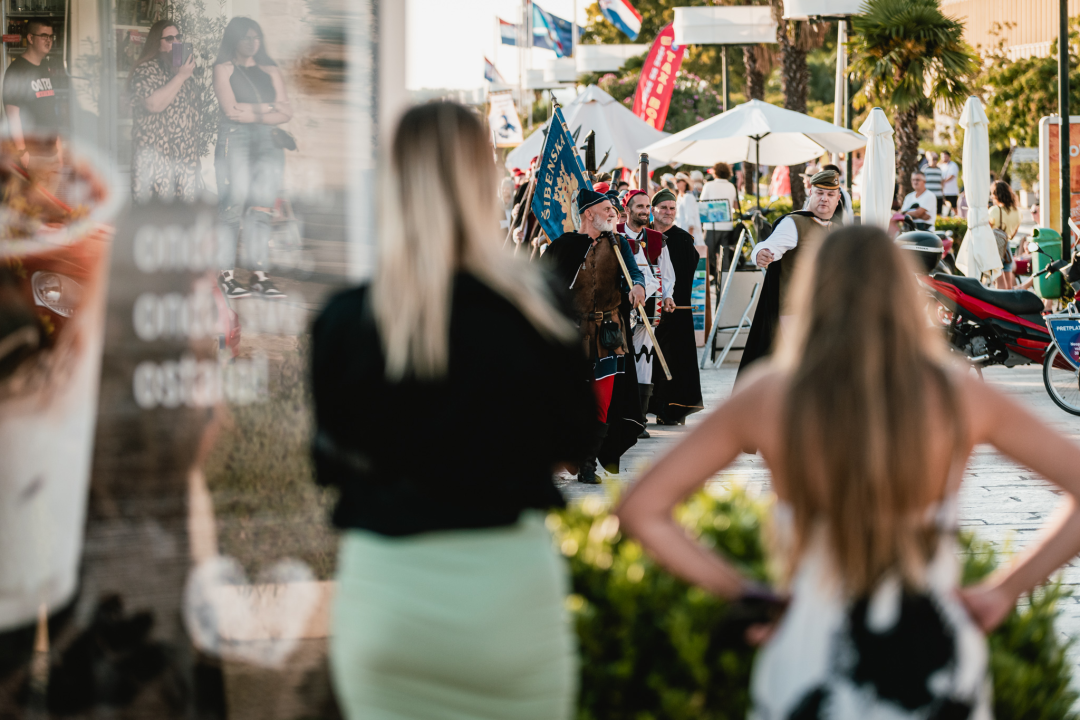 Šibenik se vratio u srednji vijek: Gradska straža i vitezovi kod katedrale ‘upali’ na vjenčanje!