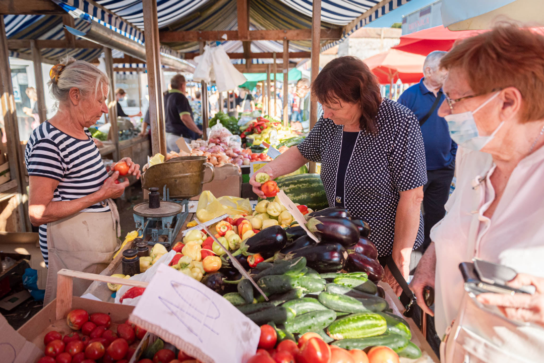 Na pijaci smo pronašli prve žižule, a na peškariji solidnu ponudu ribe: 'Što turisti znaju što je divlji, a što uzgojen brancin' 
