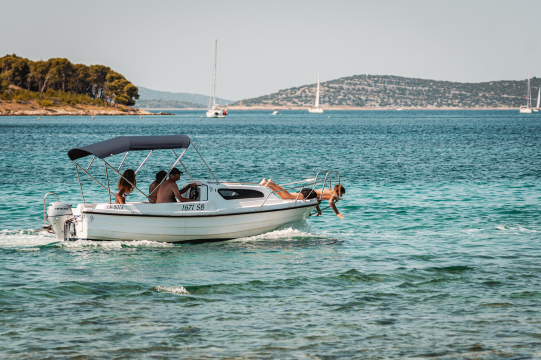 Na Zlarinu vrijeme sporije teče: Ljudi su po kafićima, sunčaju se, rade na brodovima...ključna riječ je 'pomalo'!