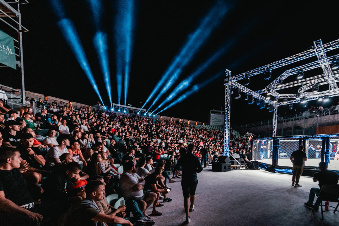 Borilački spektakl na Tvrđavi sv. Mihovila: ‘Croata‘ uspavao Vasu Bakočevića u prvoj rundi borbe 