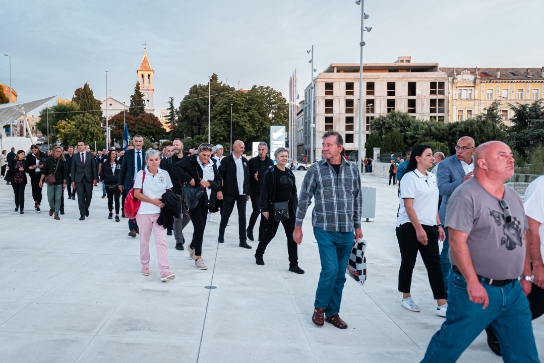 Fotogalerija mimohoda branitelja šibenskim ulicama do tvrđave sv. Mihovila